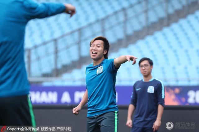 广濑铃日前肯定将主演改编自福井县立贸易高中啦啦队部在全美年夜赛取得优越的真实故事的片子《Cheer☆Dance 女高中生用啦啦队跳舞征服全美的真是故事》，为成功出演片子中的啦啦队员，广濑铃已接管了近半年的特训。广濑铃新片改编自2009年产生在福井贸易高中的真实故事，描画一群女高中生从零起头，终究在全美啦啦队跳舞年夜赛高中表演部分取得综合冠军的剧情根基上遵照真实故事的轨迹进行，广濑铃扮演的主人公个性无邪烂缦，但愿为足球部本身暗恋的男生应援而插手了啦啦队部，尔后接管了参谋女教员不测的峻厉特训，终究成为啦啦队center，与步队中的小火伴一路取得冠军。为成功出演啦啦队员，广濑铃从客岁12月起头便进行啦啦队特训，练习时候最长的一天有6小时都花在操练中，固然没有舞蹈经验，但广濑铃活动神经出众，在福井贸易高中啦啦队锻练前田千代的帮忙下，很快找到了方法。被请来做执导的2009年获胜成员也对广濑铃的表示赞不停口。在拍摄最后剧组预定前去美国拍摄外景，与真正全美最强的步队对决，为了揭示特训功效，广濑铃暗示但愿本身看起来可以或许像真正接管过啦啦队练习的成员一样，在全力角逐的同时也不会健忘啦啦队跳舞自己是件高兴的事。《Cheer☆Dance》今朝已肯定将在2017年正式上映与不雅众碰头，导演由河合勇人担负，建造人平野隆暗示，广濑铃的笑脸和跃动感最为合适脚色，但愿看了她在片中的表演不雅众都可以或许获得鼓舞。